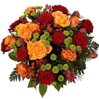 Ziedi Rīga. Koši ziedi skaistā pušķī: sarkanas rozes, oranžas rozes, dzeltenas rozes, sarkanas tulpes, krizantēmas