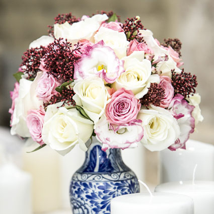 Ziedu piegāde Rīgā. Baltas un maigi rozā rozes ar pieskaņotu dekoratīvu smalkziedu akcentiem klasiskā līgavas