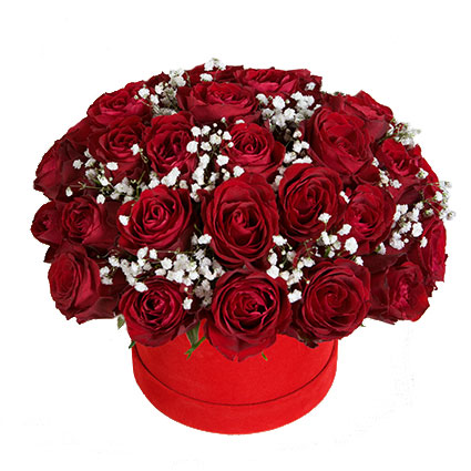 Композиция из красных роз с акцентами белого гипсофила в цветочной коробке
