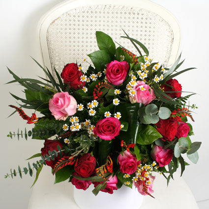 Ziedu piegāde Latvijā - sārtu un rozā rožu pušķis ar krāsainiem sezonas smalkziediem