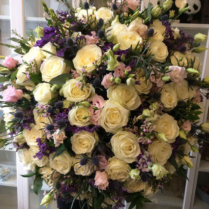 Ziedi ar piegādi Rīgā - baltas rozes, rozā lizantes un dekoratīvi smalkziedi zilos toņos iespaidīgā pušķī