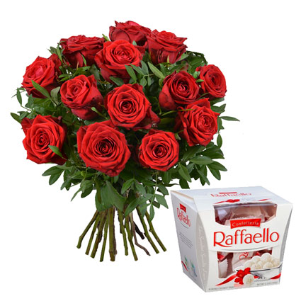 Ziedu pušķis no 13 sarkanām vidēja garuma rozēm ar dekoratīviem zaļumiem un konfektes RAFFAELLO 150 g