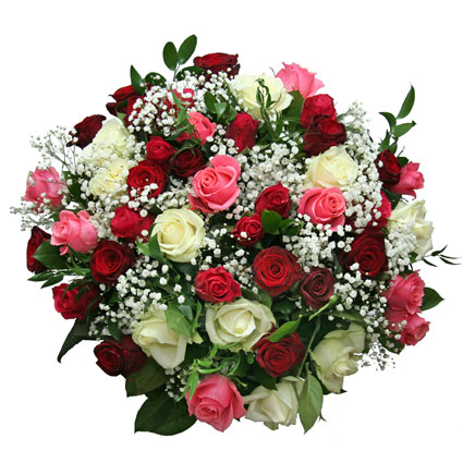 Ziedi ar kurjeru. Grezns ziedu pušķis no sarkanām, baltām un rozā rozēm (43 gab.) ar dekoratīviem smalkziediem un