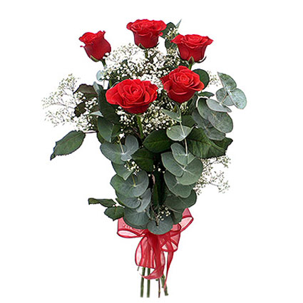 Ziedi Rīga. Pušķī 5 sarkanas rozes, balti dekoratīvi smalkziedi, dekoratīvi zaļumi. Rožu garums 60 cm.
