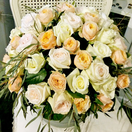 Ziedi ar kurjeru. Pasteļtoņu rozes kārbā - grezna dāvana. Ziedu kompozīcijā 37 rozes.