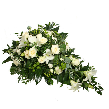 Ziedi. Bēru štrauss veidots no baltām lilijām, baltām rozēm, baltām lizantēm, baltām un zaļām smalkziedu krizantēmām un