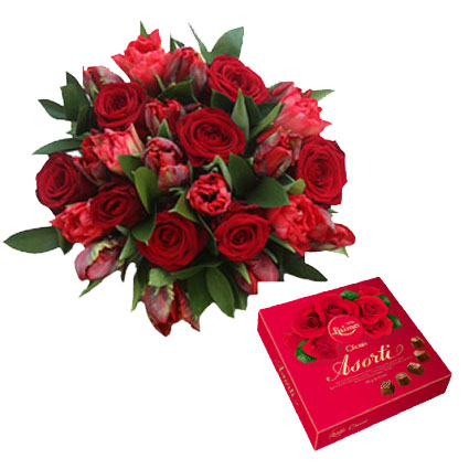 Букет из красных роз и тюльпанов в комплекте с конфетами Ассорти в коробке (95г)