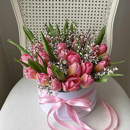 ziedu piegāde, Ziedu kārbā 29 rozā tulpes un balta genistra
