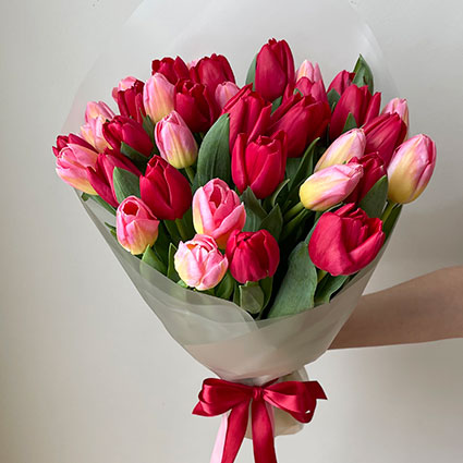 Купить тюльпаны в Риге, Яркий весенний букет из 35 красных и розовых тюльпан