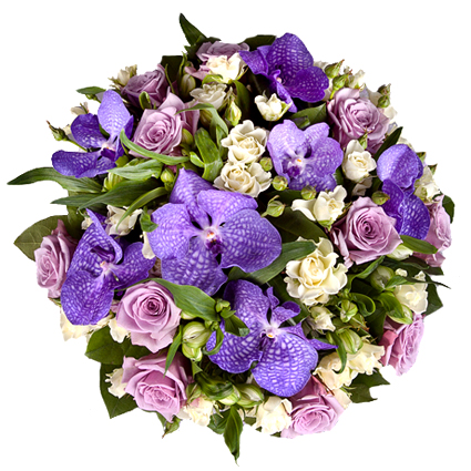 Ziedi ar kurjeru. Bagātīgs ziedu pušķis no violetām rozēm, baltām krūmrozēm, baltām alstromērijām un orhidejām