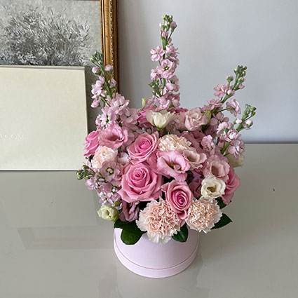 Цветочная коробка с розовыми розами, маттиолой, гвоздиками и лизиантусами
