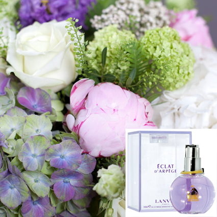 Ziedi ar kurjeru. Vasaras ziedu pušķis gaišos toņos 35.00 Eur vērtībā  un smaržas sievietēm LANVIN ECLAT DARPEGE EDP 100 ML.