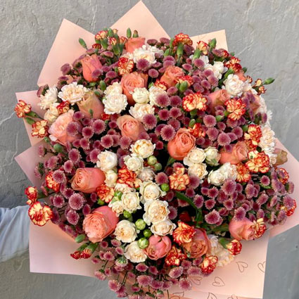 Букет в оранжевых тонах из роз, хризантем и гвоздик доставлен в Берги в Риге