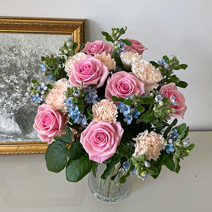 Ziedu pušķis no rozēm, neļķēm un dekoratīviem smalkziediem