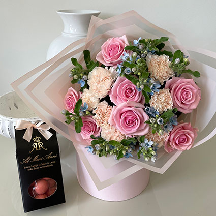 Ziedu pušķis no rozēm, neļķēm un dekoratīviem smalkziediem un dražejas - zemenes baltajā šokolādē
