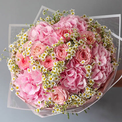 Ziedu pušķis ar rozā hortenzijām