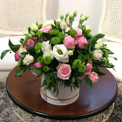 Rozā rozes, rozā krūmrozes, baltas lizantes, zaļas smalkziedu krizantēmas un dekoratīvi zaļumi ziedu kastītē - ziedu piegāde ar kurjeru.