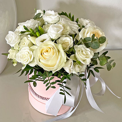 Цветочная коробка с белыми цветами