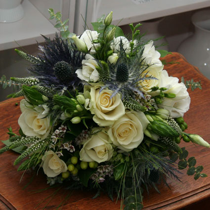 Ziedi Latvijā. Līgavas pušķis no baltiem ziediem - rozēm, lizantēm, frēzijām un dekoratīviem smalkziediem. 

Kāzas ir