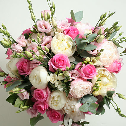 Brīnišķīgs, vasarīgs ziedu pušķis no peonijām, rozēm, lizantēm un frēzijām