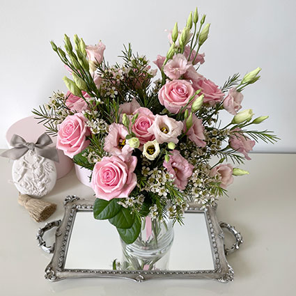 Ziedu pušķis rozā toņos no rozēm, lizantēm un dekoratīviem smalkziediem