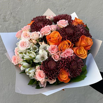 Bouquet of chrysanthemums with bright rose accents