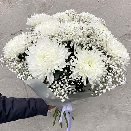 Baltas krizantēmas ziedu pušķī