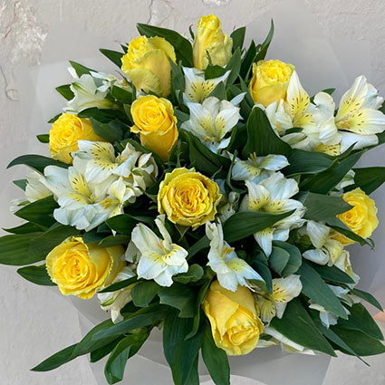 Flower delivery, a bouquet of yellow roses and alstroemeria