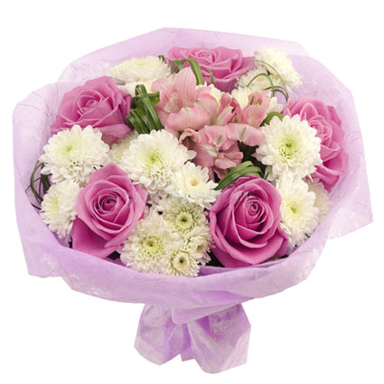 Ziedi. Ziedu pušķis dekoratīvā saiņojumā no rozā rozēm, baltām krizantēmām un rozā alstromērijām.