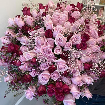 Premium ziedu piegāde Rīgā, piesātinātu tumši rozā toņu saspēle ar gaišo lavandas rozā glamurīgā rožu pušķī