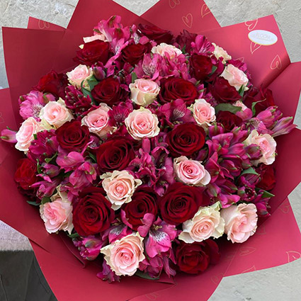 Ziedu piegāde, ziedu pušķis no sarkanām rozēm, rozā rozēm un rozā alstromērijām