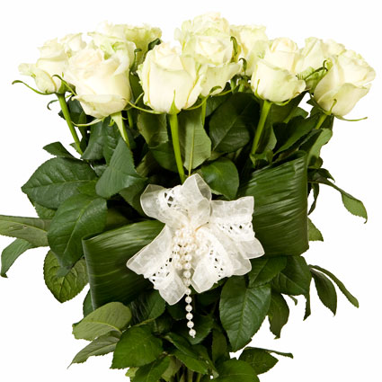 Ziedu piegāde Rīgā - 11 baltas rozes un baltu mežģīņu dekors, rožu garums 60 cm