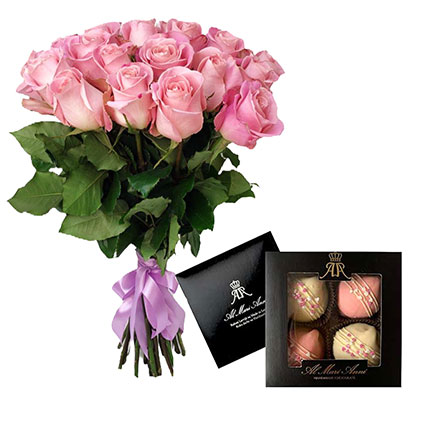 Vaentīndienas dāvanu komplektā 15 rozā rozes un "AL MARI ANNI" zefīru asorti baltajā un zemeņu šokolādē 170 g.