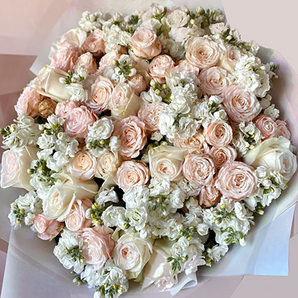 Elegant Bouquet Of Roses And Matthiola