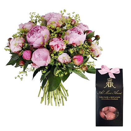 Summer bouquet of 15 pink peonies and "AL MARI ANNI" Strawberries In White Chocolate 100 g.