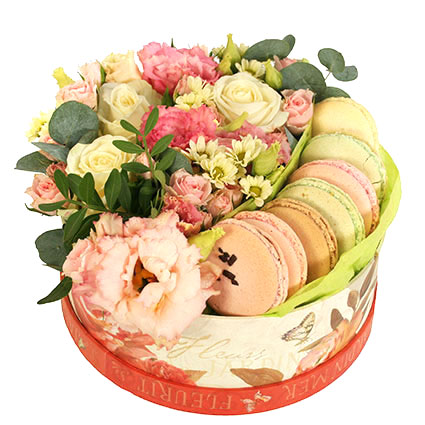 Цветы в Риге. B круглой подарочной коробке французскuе печенья «макарон»