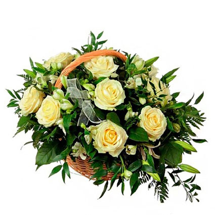 Ziedi Latvijā. Ziedu kompozīcija grozā gaišos toņos. Sastāvs: baltas rozes, smaržīgās lillijas un baltas alstromērijas ar