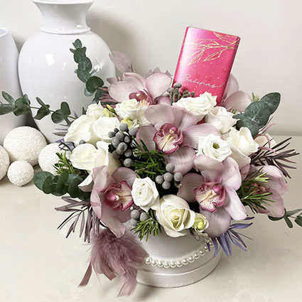 Подарочный набор. Розы и орхидеи в цветочной коробке и темный шоколад