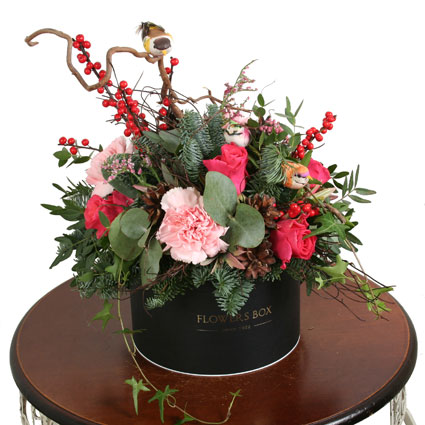 Ziedu kārba: rozā rozes, rozā neļķes, dekoratīvas ogas un dekori - putniņi, priežu čiekuri, baltegles skujas