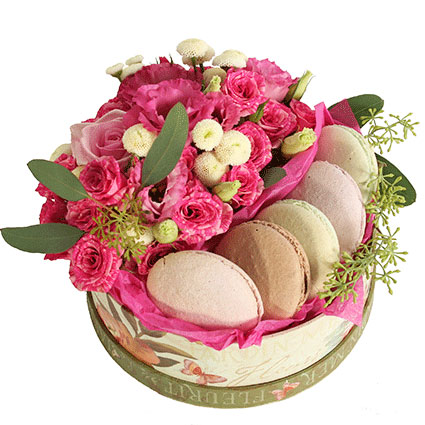 Flower delivery. In the round gift box 5 macaroons and flowers: pink spray roses, pink lisianthus, white santini