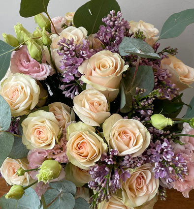 Букет цветов в светлых тонах доставлен в Пурвциемс в Риге