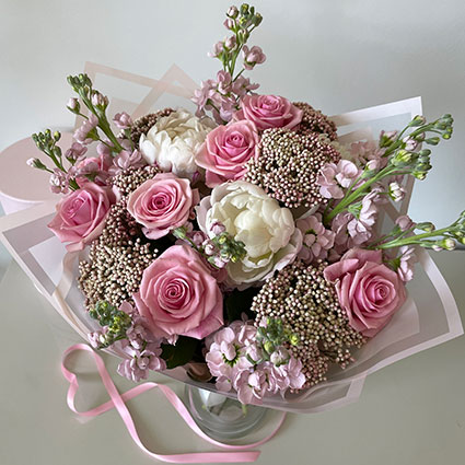 Romantisks ziedu pušķis rozā toņos