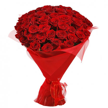 Ziedi ar kurjeru Rīgā, ziedu pušķī 45 vai 25 sarkanas rozes dekoratīvā saiņojumā.