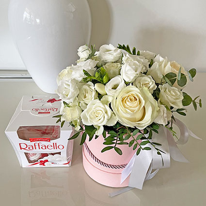 Ziedu kastīte ar baltiem ziediem un Raffaello konfektes 150 g