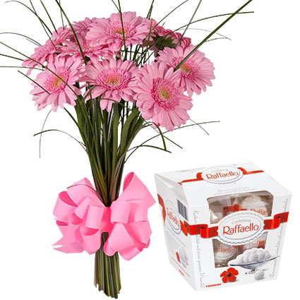 Ziedu piegāde. Samtaini rozā gerberu pušķis ar rozā lentīšu dekoru un konfektes Raffaello 150 g