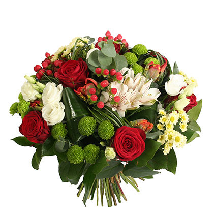 Ziedi Latvijā. Košs ziedu pušķis no sarkanām rozēm, zaļām un baltām smalkziedu krizantēmām, baltām lizantēm, alstromērijām