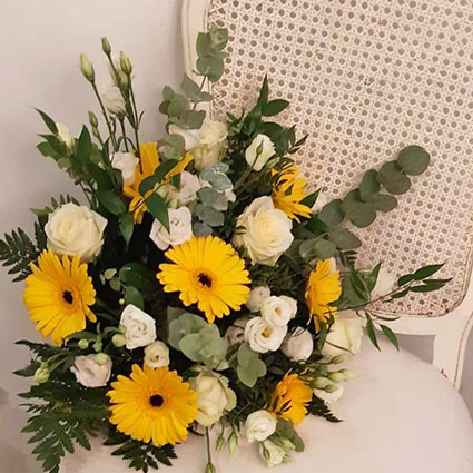 Ziedu pušķis: baltas rozes, dzeltenas gerberas, baltas lizantes un dekoratīvi zaļumi ar ziedu piegādi