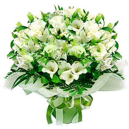 Ziedi ar kurjeru. Burvīgs ziedu pušķis no baltām frēzijām, baltām alstromērijām, baltām lizantēm un dekoratīviem zaļumiem,