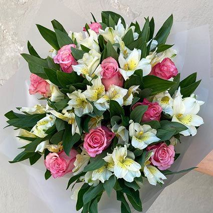 Flower delivery, Bouquet of pink roses and alstroemerias