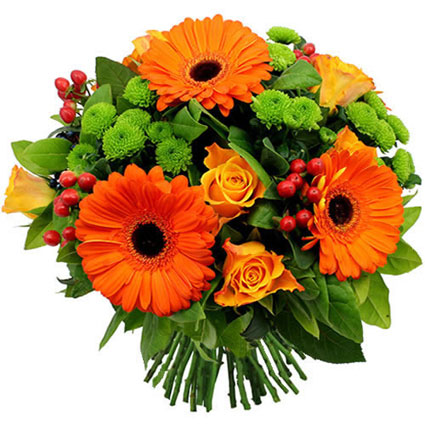 Ziedi ar piegādi. Ziedu pušķis spilgtās krāsās veidots no oranžām rozēm, oranžām gerberām, sārtām dekoratīvām ogām un zaļām